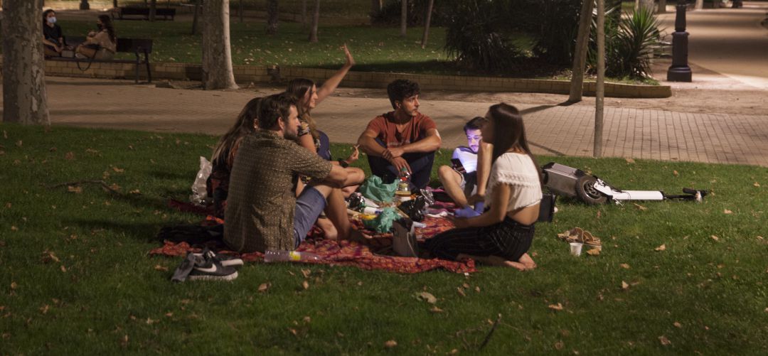 Un grupo de jóvenes en un parque de Madrid. Un grupo de jóvenes en un parque de Madrid.
