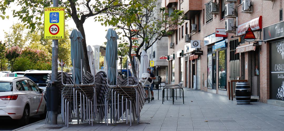 Terraza recogida y cerrada de un bar, en Fuenlabrada, el primer día de restricciones a la movilidad Terraza recogida y cerrada de un bar, en Fuenlabrada, el primer día de restricciones a la movilidad