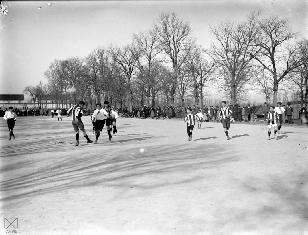 Partido de fútbol en “El Polvorín” en 1915 Partido de fútbol en “El Polvorín” en 1915