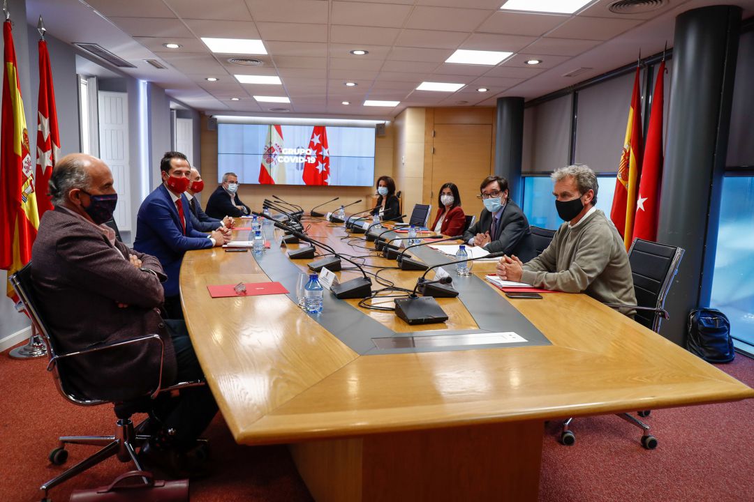 El vicepresidente, consejero de Deportes, Transparencia y portavoz de la Comunidad de Madrid, Ignacio Aguado (2i); el consejero de Sanidad, Enrique Ruiz Escudero (3i); la Secretaria de Estado de Sanidad, Silvia Calzón (4d); la ministra de Política Territorial y Función Pública, Carolina Darias (3d); el ministro de Sanidad, Salvador Illa (2d); y el director del Centro de Coordinación de Alertas y Emergencias Sanitarias -CCAES- Fernando Simón (1d), participan en una reunión del Grupo Covid-19 para frenar la evolución de la pandemia en Madrid El vicepresidente, consejero de Deportes, Transparencia y portavoz de la Comunidad de Madrid, Ignacio Aguado (2i); el consejero de Sanidad, Enrique Ruiz Escudero (3i); la Secretaria de Estado de Sanidad, Silvia Calzón (4d); la ministra de Política Territorial y Función Pública, Carolina Darias (3d); el ministro de Sanidad, Salvador Illa (2d); y el director del Centro de Coordinación de Alertas y Emergencias Sanitarias -CCAES- Fernando Simón (1d), participan en una reunión del Grupo Covid-19 para frenar la evolución de la pandemia en Madrid