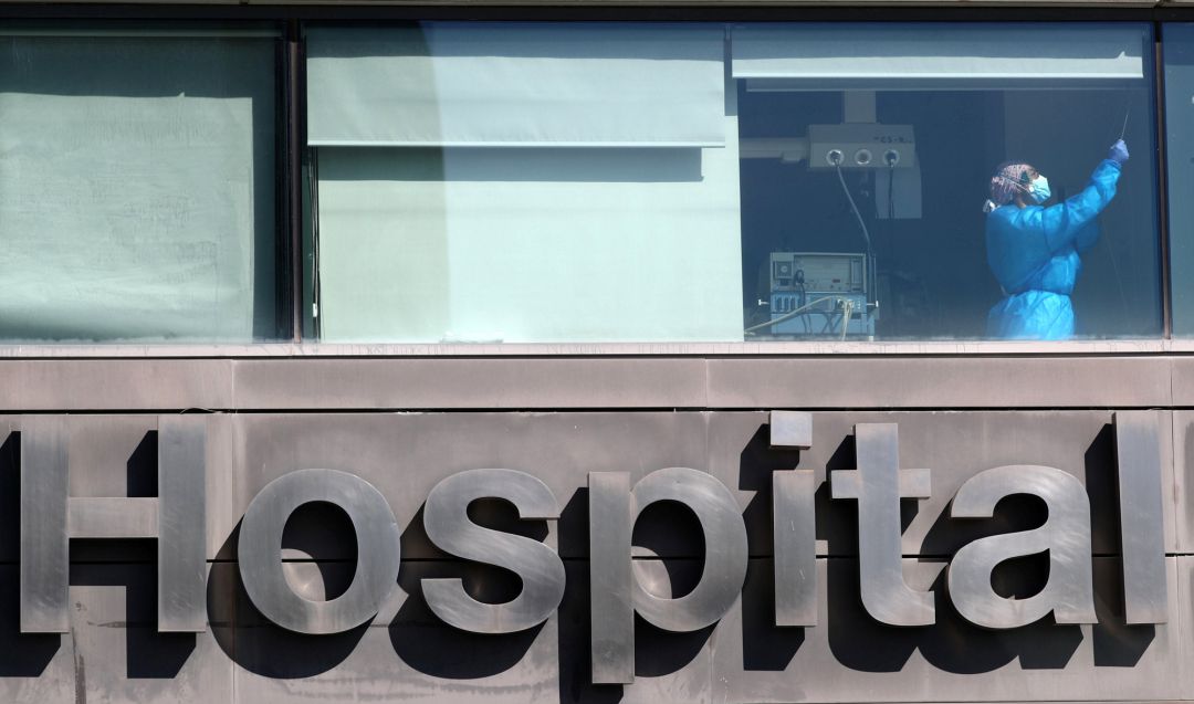Una sanitaria en la UCI del Hospital de La Paz Una sanitaria en la UCI del Hospital de La Paz