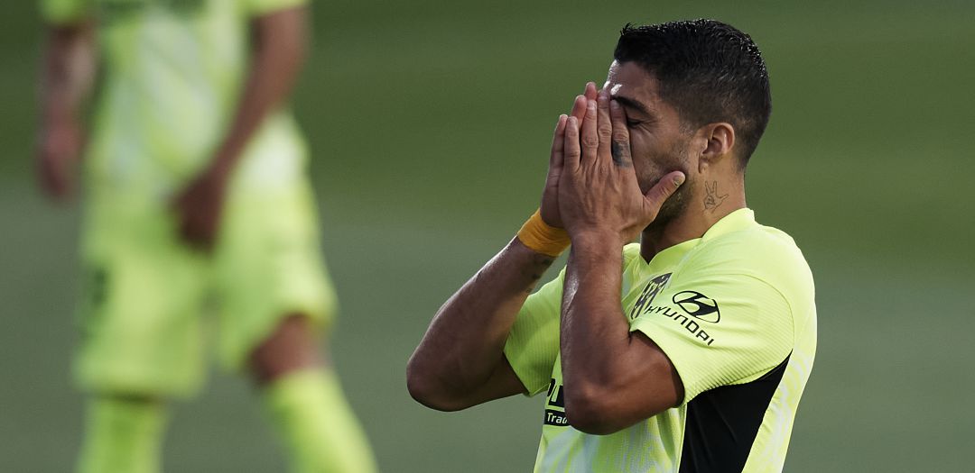 Luis Suárez se lamenta durante el partido ante la SD Huesca Luis Suárez se lamenta durante el partido ante la SD Huesca