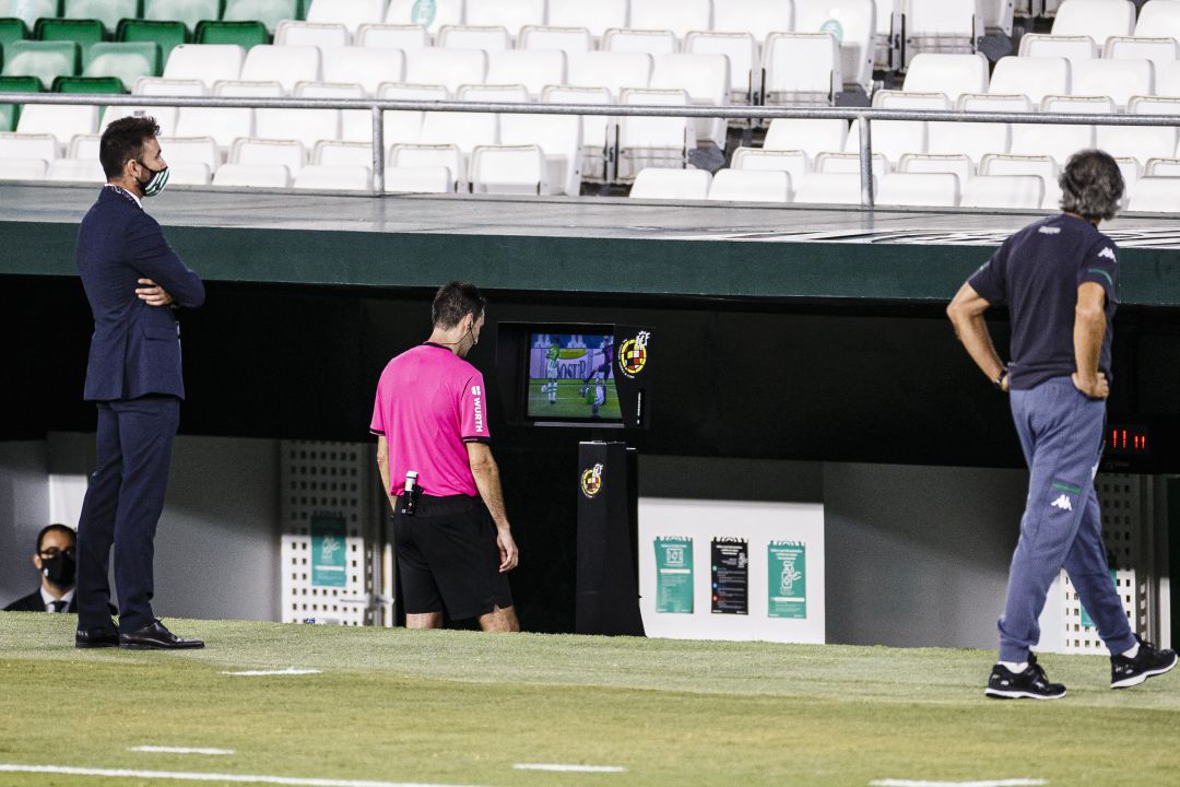 De Burgos Bengoetxea revisa en la pantalla una acción polémica ante la mirada de Pellegrini De Burgos Bengoetxea revisa en la pantalla una acción polémica ante la mirada de Pellegrini