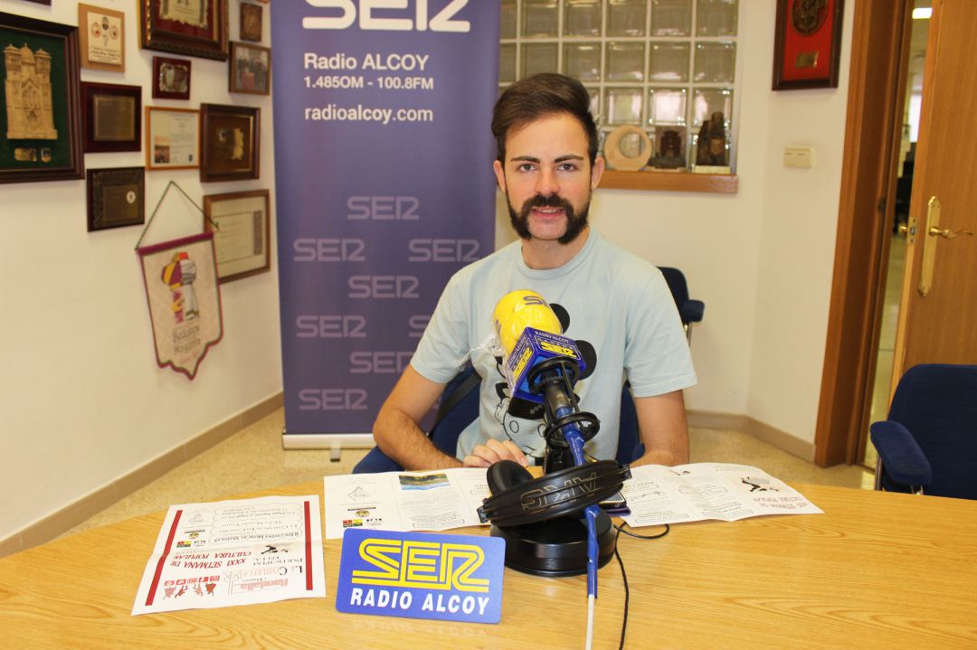 Germán Mollà, representante del Grup de Danses Carrascal, en los estudios de Radio Alcoy Germán Mollà, representante del Grup de Danses Carrascal, en los estudios de Radio Alcoy