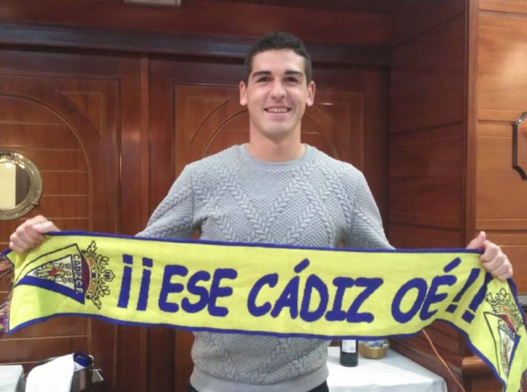 Garrido posa con la bufanda del Cádiz en una tertulia de El Faro de Radio Cádiz Garrido posa con la bufanda del Cádiz en una tertulia de El Faro de Radio Cádiz