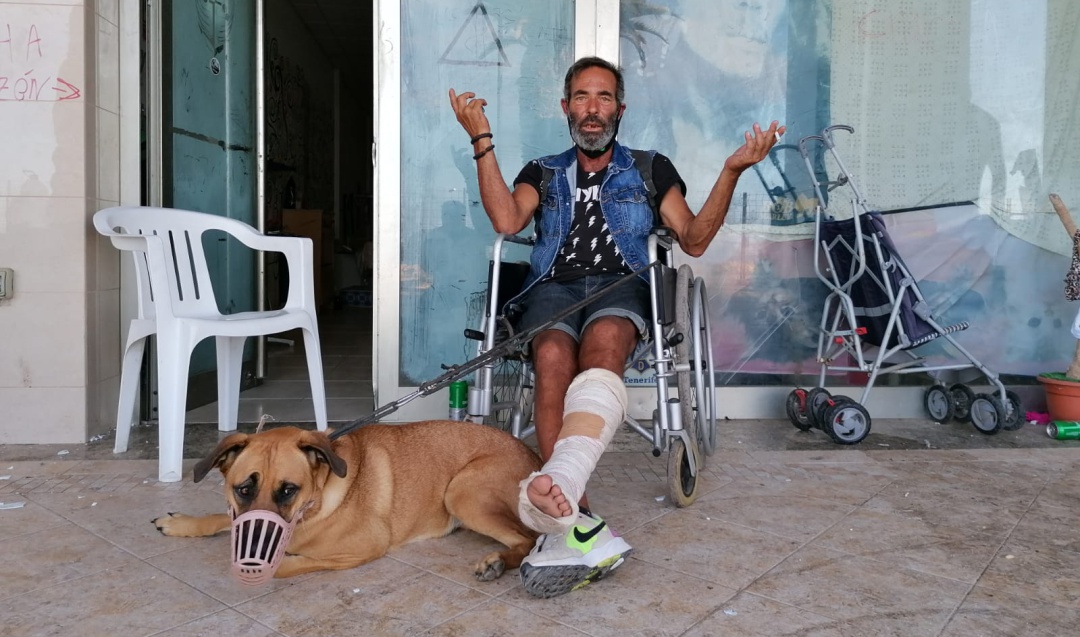 Enrique ha permanecido en el Centro Comercial Los Tarajales (Arona, Tenerife) desde hace varios años. Va en silla de ruedas y no sabe a dónde ir después del desalojo Enrique ha permanecido en el Centro Comercial Los Tarajales (Arona, Tenerife) desde hace varios años. Va en silla de ruedas y no sabe a dónde ir después del desalojo
