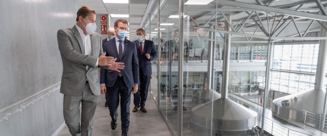 El presidente de la Xunta, Alberto Núñez Feijóo, visita las instalaciones de Estrella Galicia, junto al consejero delegado Ignacio Rivera y el conselleiro de Economía, Francisco Conde El presidente de la Xunta, Alberto Núñez Feijóo, visita las instalaciones de Estrella Galicia, junto al consejero delegado Ignacio Rivera y el conselleiro de Economía, Francisco Conde