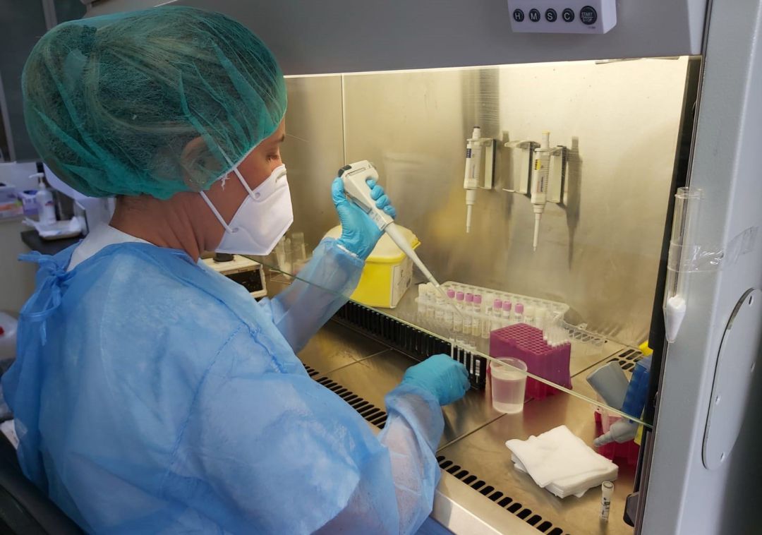 Una profesional del servicio de Microbiología del HUC procesa una prueba PCR
Una profesional del servicio de Microbiología del HUC procesa una prueba PCR