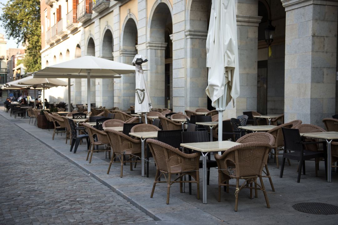 Ambiente vacío en una terraza ubicada en Girona Ambiente vacío en una terraza ubicada en Girona