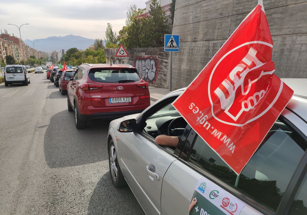 Más de medio centenar de coches han recorrido las calles de Jaén para exigir a la Junta más equipamiento personal y material en las aulas Más de medio centenar de coches han recorrido las calles de Jaén para exigir a la Junta más equipamiento personal y material en las aulas