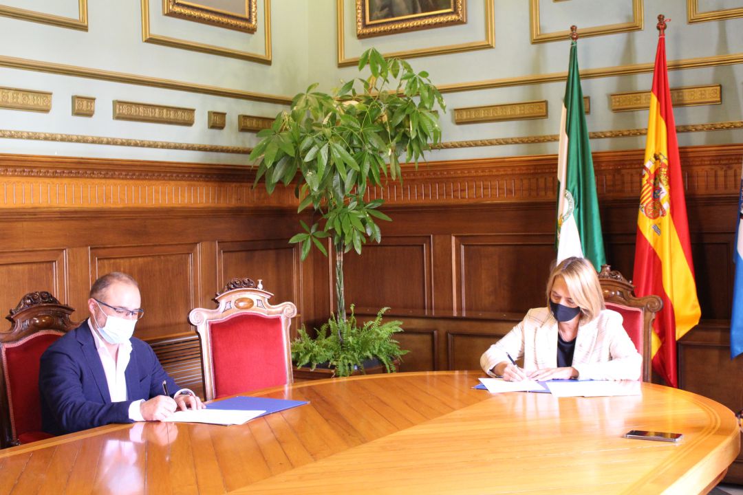 La alcaldesa de Motril, Luisa García Chamorro, firma convenio de colaboración con el gerente del Hospital comarcal "Santa Ana", Antonio Cansino La alcaldesa de Motril, Luisa García Chamorro, firma convenio de colaboración con el gerente del Hospital comarcal "Santa Ana", Antonio Cansino