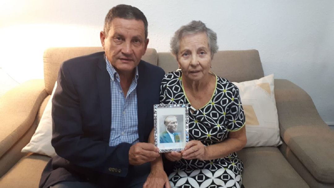Alfredo junto a su madre Rosa, sostienen el retrato de su abuelo y padre, respectivamente, Juan Vicente Marín Herrera, natural de Cehegín Alfredo junto a su madre Rosa, sostienen el retrato de su abuelo y padre, respectivamente, Juan Vicente Marín Herrera, natural de Cehegín