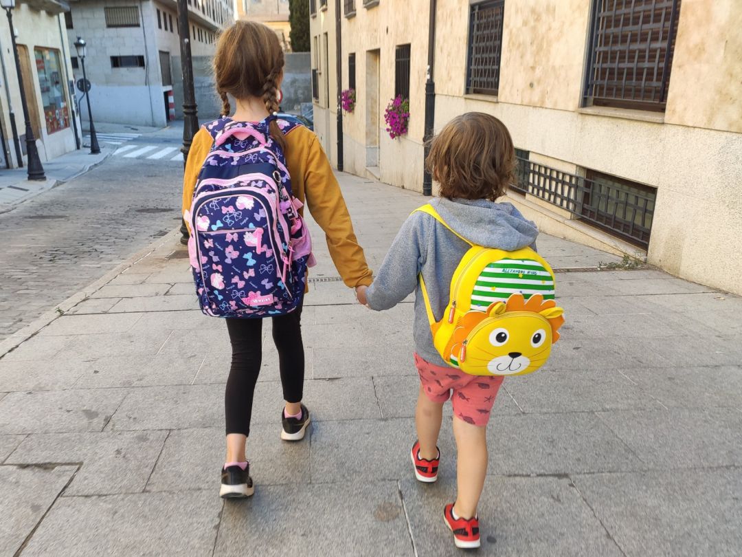 Niños que acuden al colegio Niños que acuden al colegio