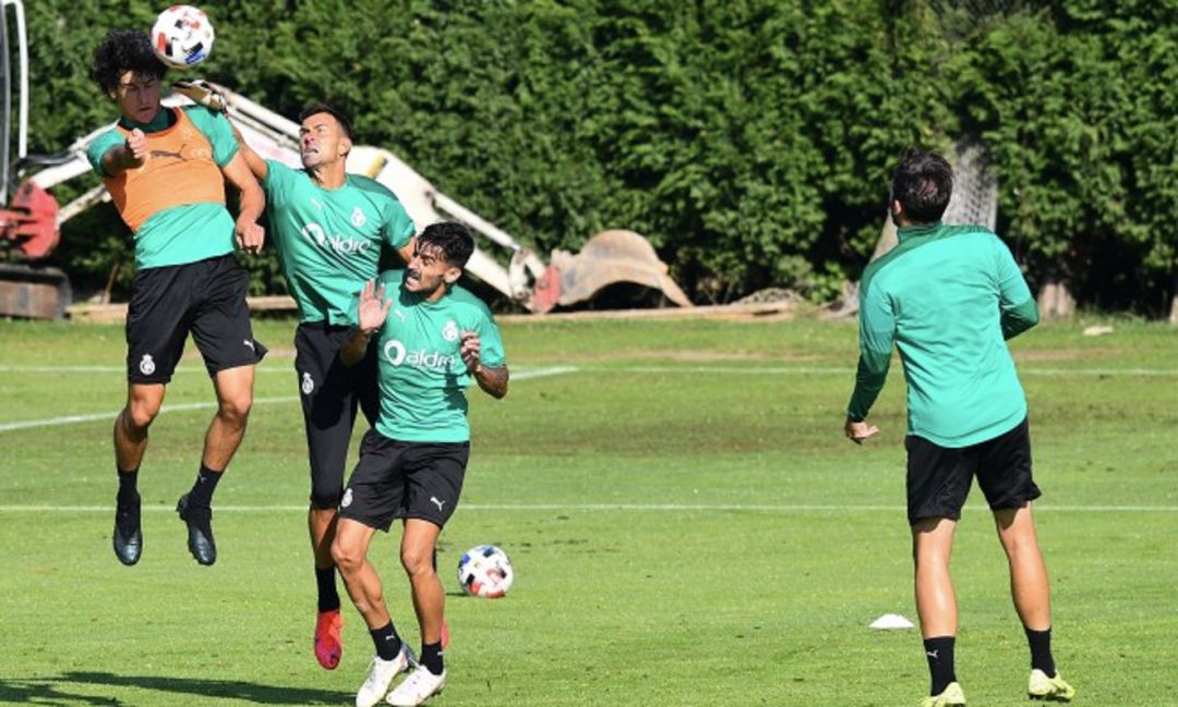 Juan, en pugna con el portero en el entrenamiento de esta mañana en La Albericia. Juan, en pugna con el portero en el entrenamiento de esta mañana en La Albericia.