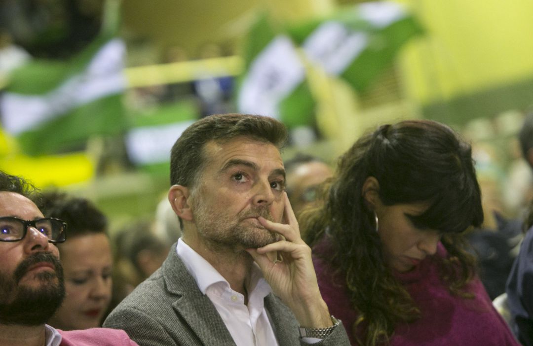 El excoordinador general de IU en Andalucía, Antonio Maíllo, junto a la líder de Anticapitalistas, Teresa Rodríguez El excoordinador general de IU en Andalucía, Antonio Maíllo, junto a la líder de Anticapitalistas, Teresa Rodríguez
