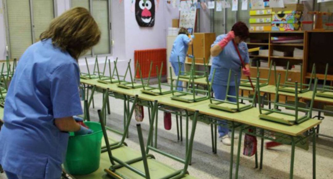 Varias trabajadoras limpian el aula de un colegio de Primaria Varias trabajadoras limpian el aula de un colegio de Primaria
