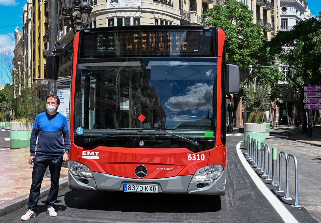 El concejal Giuseppe Grezzi y un autobús, en la plaza del Ayuntamiento de València El concejal Giuseppe Grezzi y un autobús, en la plaza del Ayuntamiento de València