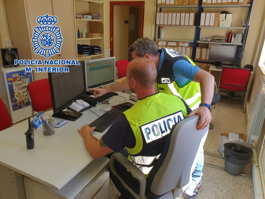 Agentes de la Policía Nacional adscritos a la Unidad de Delincuencia Económica y Fiscal (UDEF) Agentes de la Policía Nacional adscritos a la Unidad de Delincuencia Económica y Fiscal (UDEF)