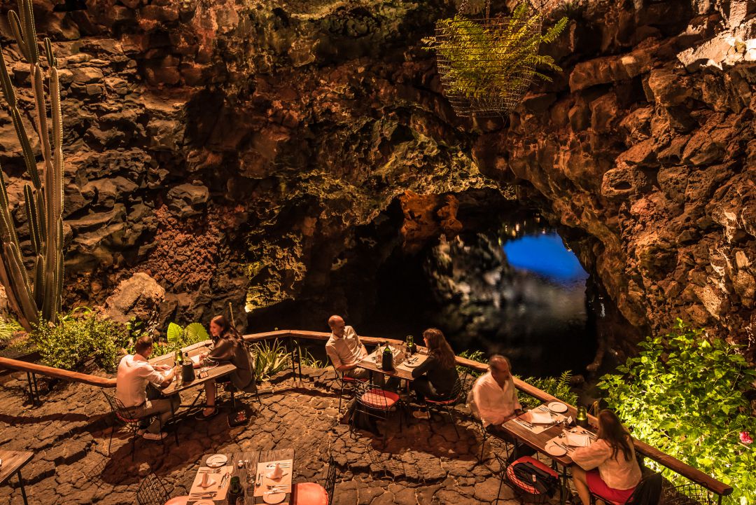 Jameos del Agua de noche. Jameos del Agua de noche.