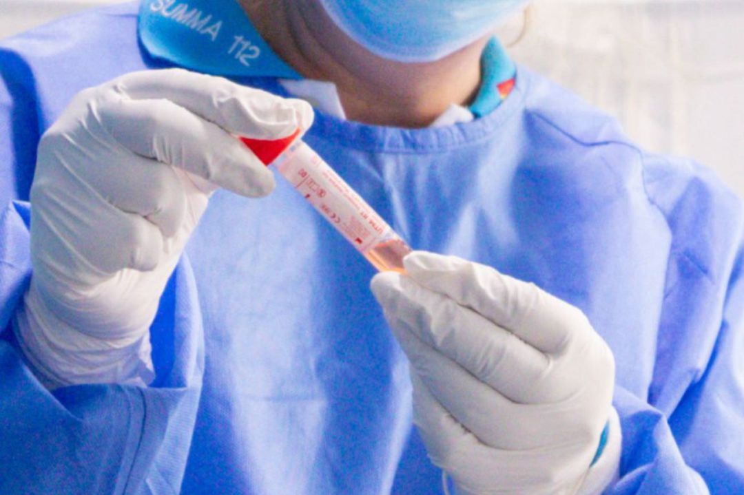 Sanitario haciendo una prueba PCR Sanitario haciendo una prueba PCR