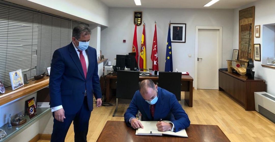 El consejero de Economía y Empleo, Manuel Giménez, y el alcalde de Parla, Ramón Jurado (de pie), durante un momento de la reunión celebrada en el ayuntamiento parleño. El consejero de Economía y Empleo, Manuel Giménez, y el alcalde de Parla, Ramón Jurado (de pie), durante un momento de la reunión celebrada en el ayuntamiento parleño.