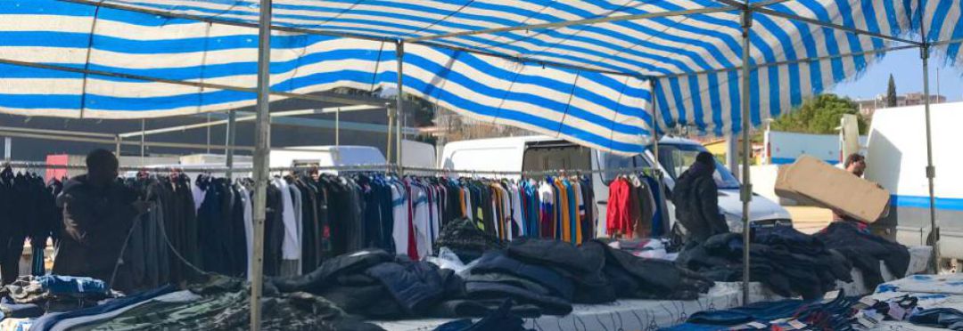 Venta ambulante en un mercadillo Venta ambulante en un mercadillo