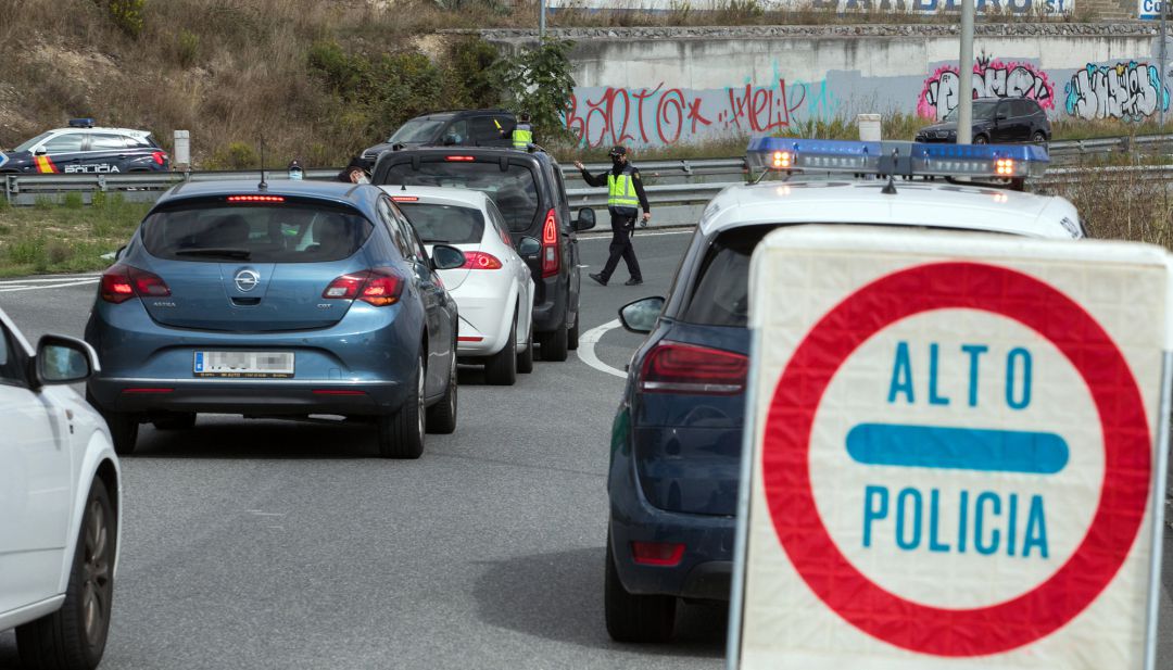 Varios agentes de la Policía Nacional, en un control de tráfico en Miranda de Ebro (Burgos), localidad en la que se aplican medidas restrictivas y de confinamiento. Varios agentes de la Policía Nacional, en un control de tráfico en Miranda de Ebro (Burgos), localidad en la que se aplican medidas restrictivas y de confinamiento.