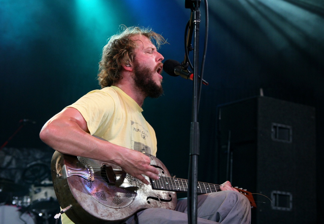 Justin Vernon durante una actuación en 2009 Justin Vernon durante una actuación en 2009