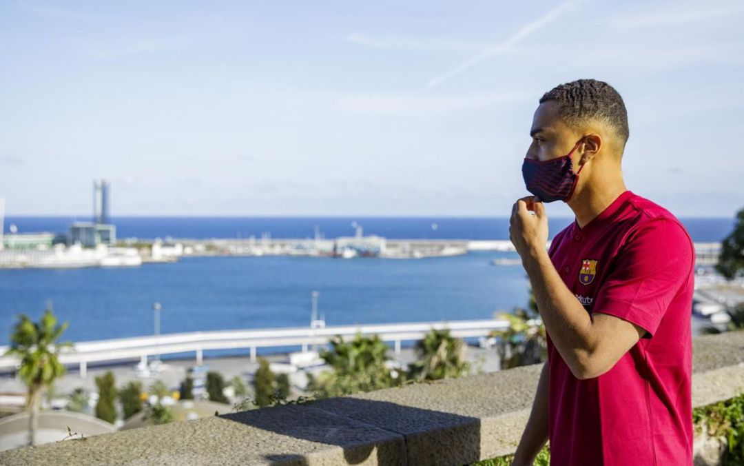 Dest posa en la ciudad de Barcelona con su nuevo escudo Dest posa en la ciudad de Barcelona con su nuevo escudo