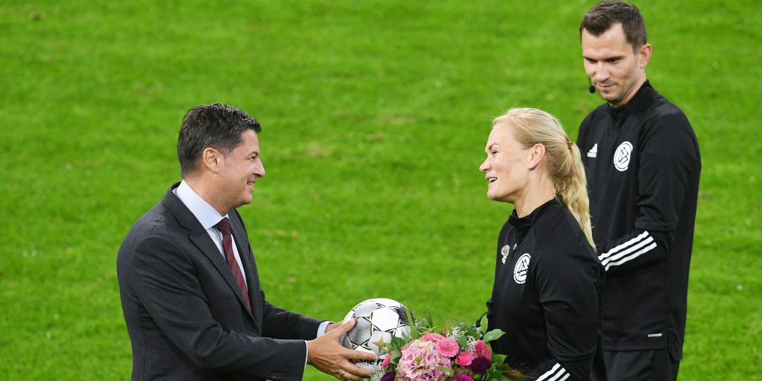 Bibiana Steinhaus recibió un merecido reconocimiento poco antes del comienzo de la Supercopa Bibiana Steinhaus recibió un merecido reconocimiento poco antes del comienzo de la Supercopa