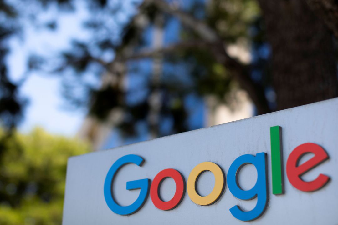 Logo de Google en las oficinas de la empresa en California Logo de Google en las oficinas de la empresa en California