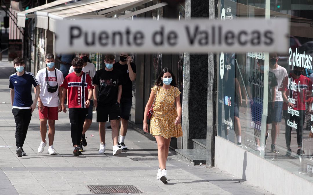 Vecinos pasean al lado del metro de Puente de Vallecas Vecinos pasean al lado del metro de Puente de Vallecas