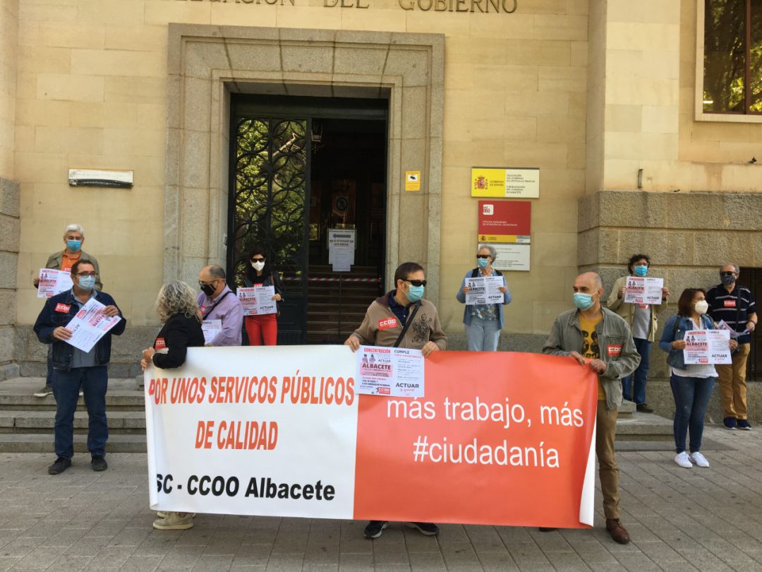 Manifestación de CCOO en la puerta de la Subdelegación del Gobierno en Albacete. Manifestación de CCOO en la puerta de la Subdelegación del Gobierno en Albacete.