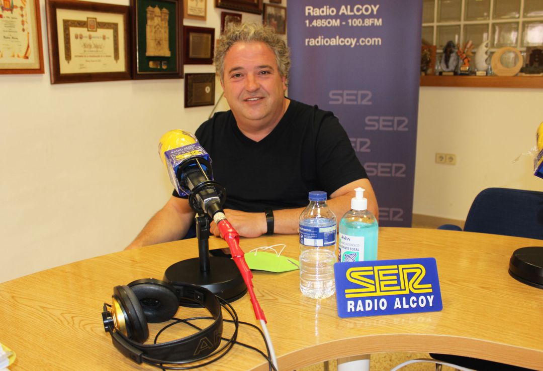 Gabriel Tomás, alcalde de Muro, en los estudios de Radio Alcoy Gabriel Tomás, alcalde de Muro, en los estudios de Radio Alcoy