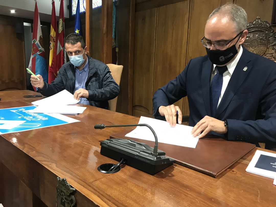 Firma entre el alcalde y el presidente de la Cámara de Comercio en el Bierzo Firma entre el alcalde y el presidente de la Cámara de Comercio en el Bierzo