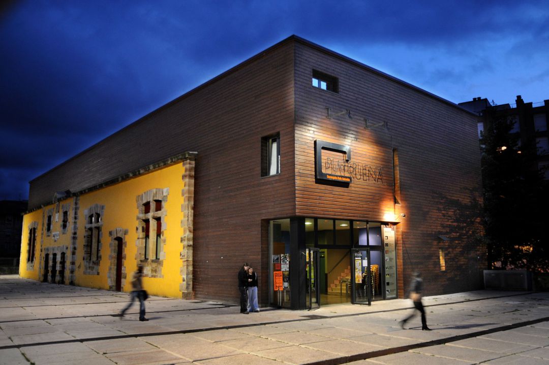 El grupo ha recordado que el "modelo cultural" de Plateruena nació con "valores claros" y ha añadido que "siempre ha trabajado para ser popular y profesional, euskaldun y multicultural, crítico y alegre" El grupo ha recordado que el "modelo cultural" de Plateruena nació con "valores claros" y ha añadido que "siempre ha trabajado para ser popular y profesional, euskaldun y multicultural, crítico y alegre"