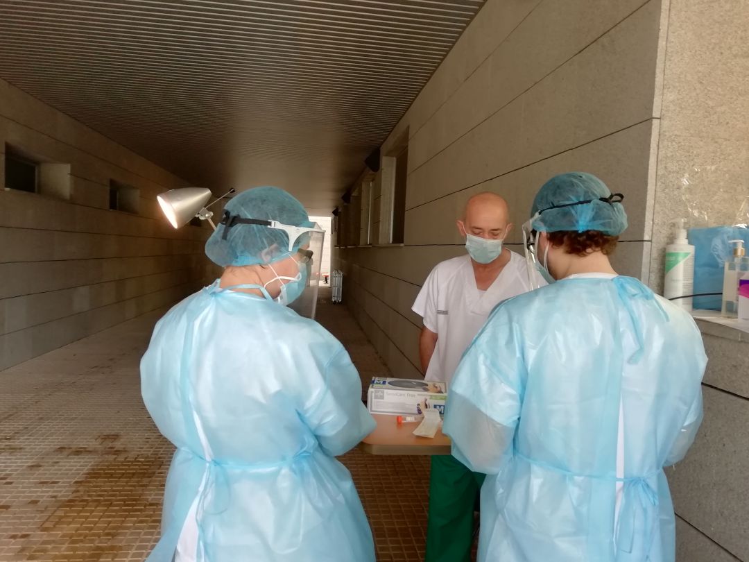 Personal sanitario realizando pruebas PCR Personal sanitario realizando pruebas PCR