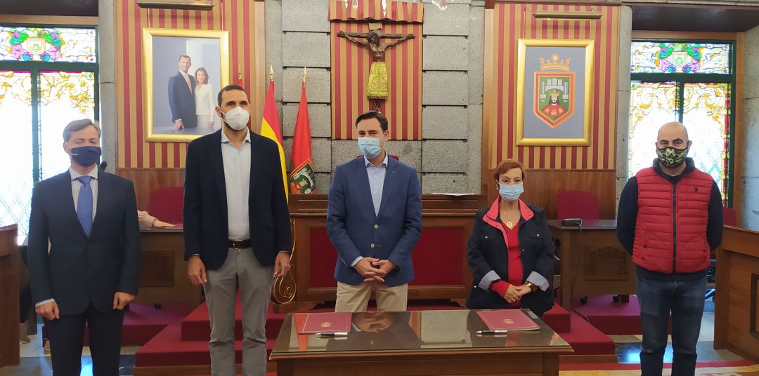 Firma del acuerdo entre el Ayuntamiento de Burgos y los vecinos de San Cristóbal para ejecutar las obras de la tercera fase de rehabilitación del barrio Firma del acuerdo entre el Ayuntamiento de Burgos y los vecinos de San Cristóbal para ejecutar las obras de la tercera fase de rehabilitación del barrio