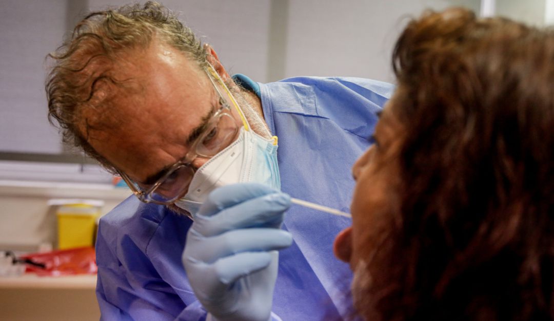 Un trabajador sanitario realiza una prueba PCR Un trabajador sanitario realiza una prueba PCR