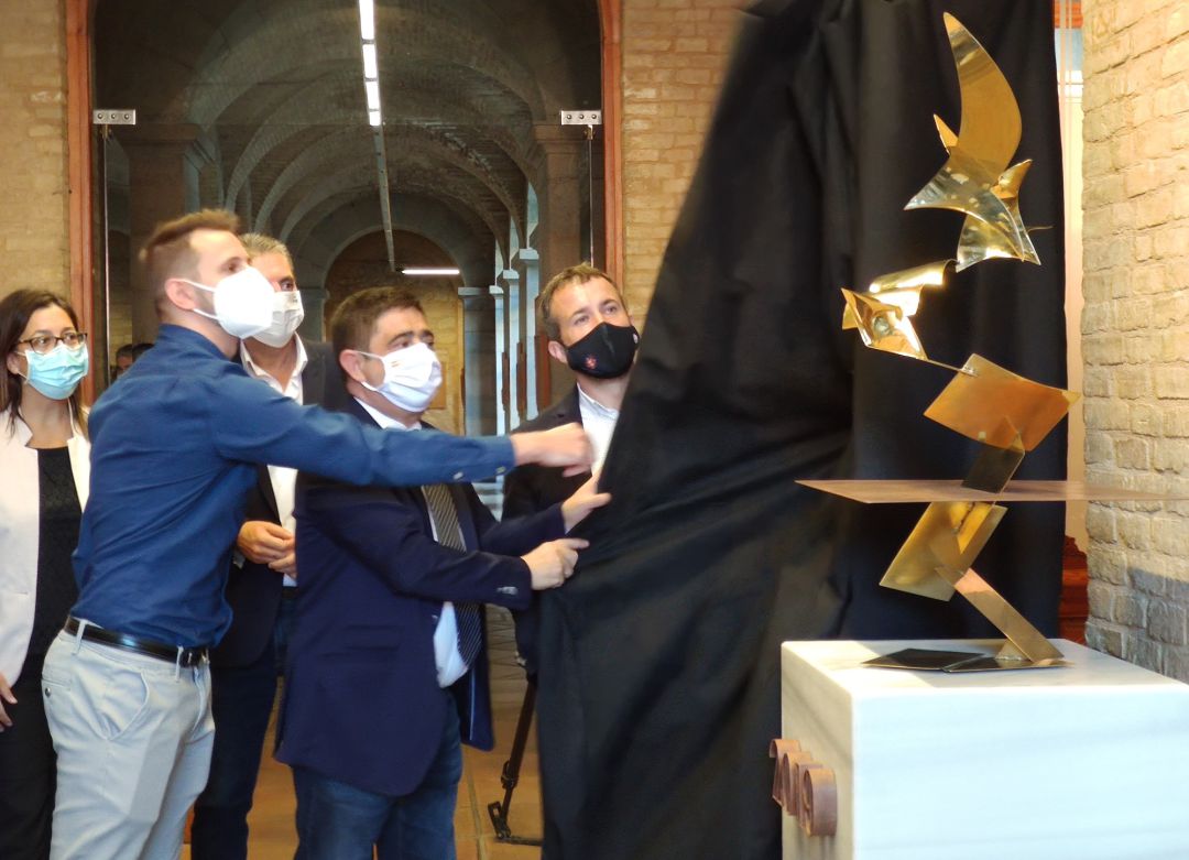 Momento en el que se ha dado a conocer la escultura que será ubicada finalmente a las espaldas del Palacio Provincial de Jaén Momento en el que se ha dado a conocer la escultura que será ubicada finalmente a las espaldas del Palacio Provincial de Jaén