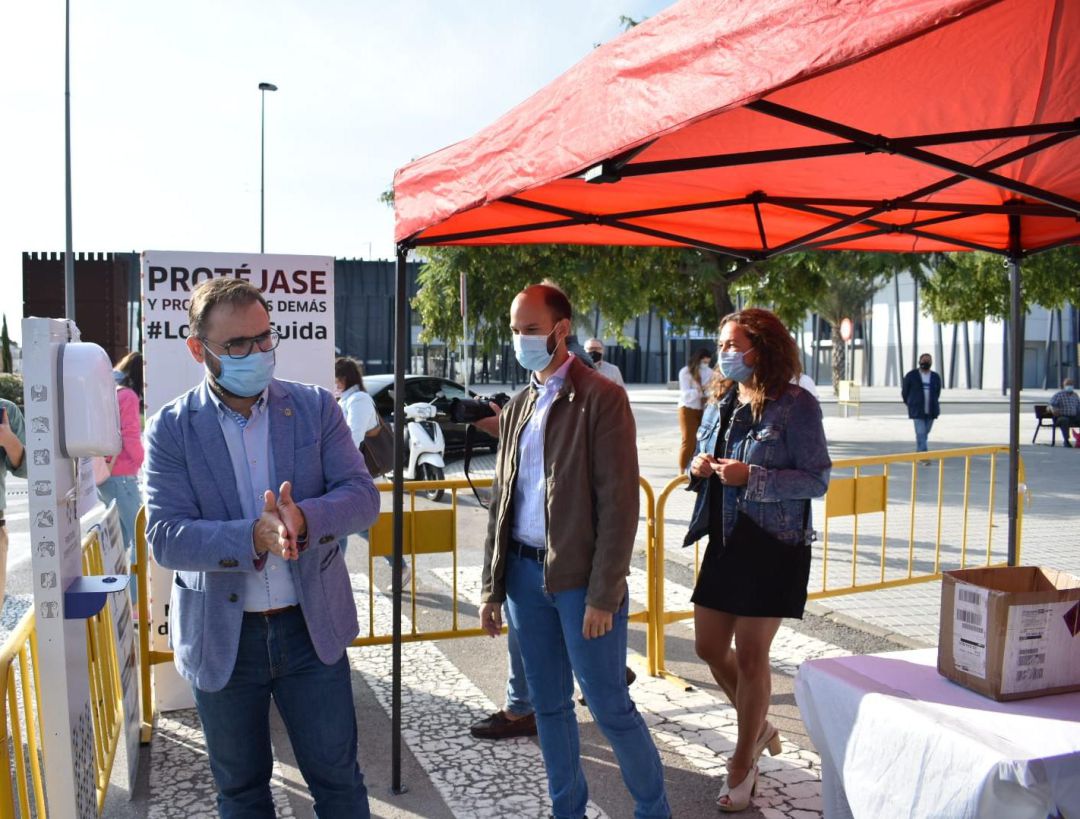 El alcalde Mateos en la entrada del mercado del Huerto de la Rueda El alcalde Mateos en la entrada del mercado del Huerto de la Rueda