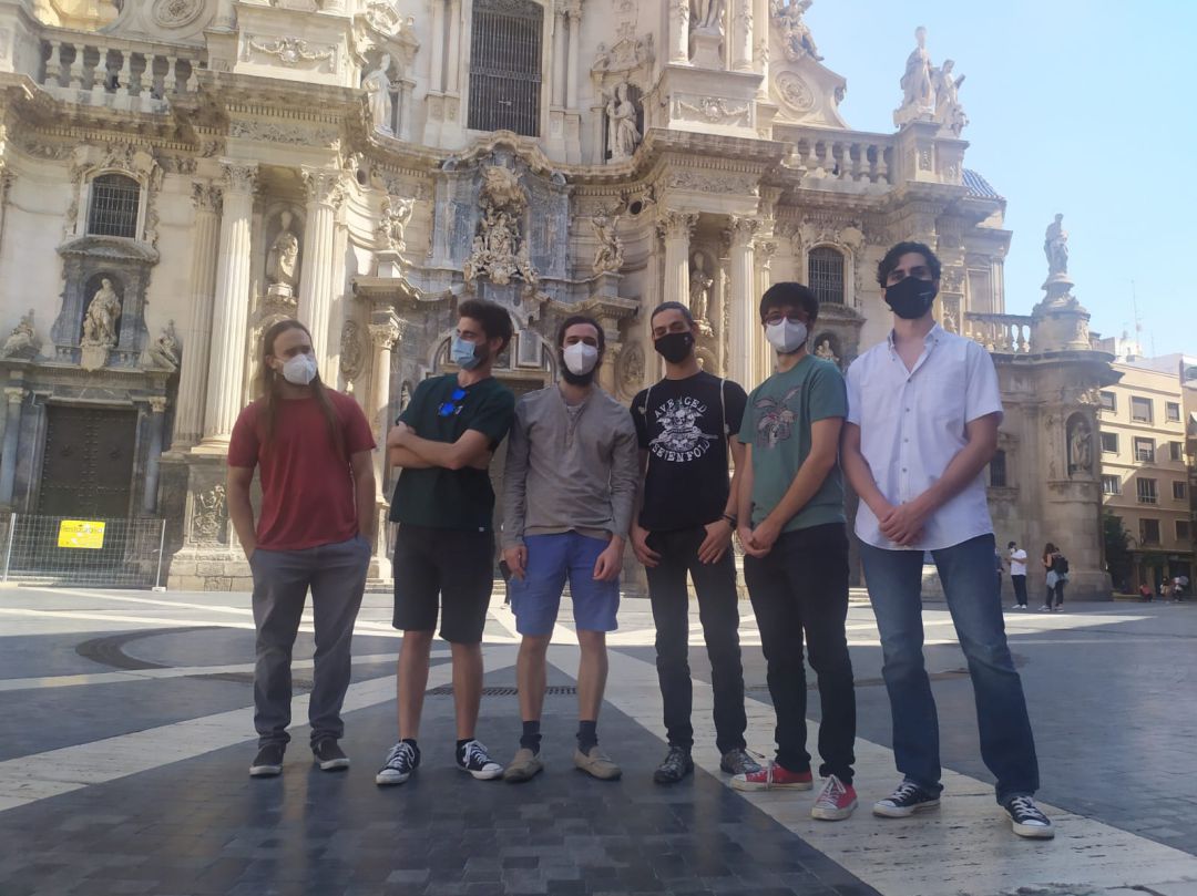 Integrantes de Pleyel, Ruto Neón y Old Coin en la plaza de Belluga, horas antes de disputar la final del CreaMurcia Pop-Rock Integrantes de Pleyel, Ruto Neón y Old Coin en la plaza de Belluga, horas antes de disputar la final del CreaMurcia Pop-Rock