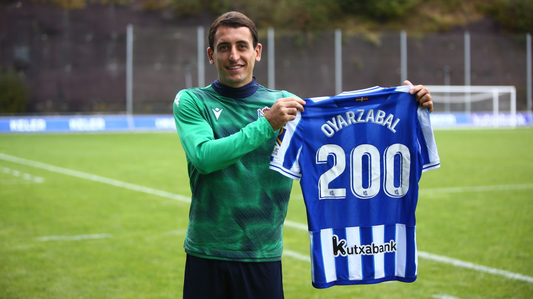 Oyarzabal posa con una camiseta con el número 200 Oyarzabal posa con una camiseta con el número 200