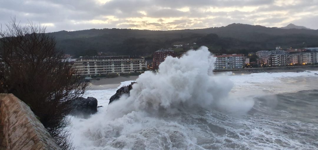 Temporal en Castro Urdiales (Cantabria) Temporal en Castro Urdiales (Cantabria)