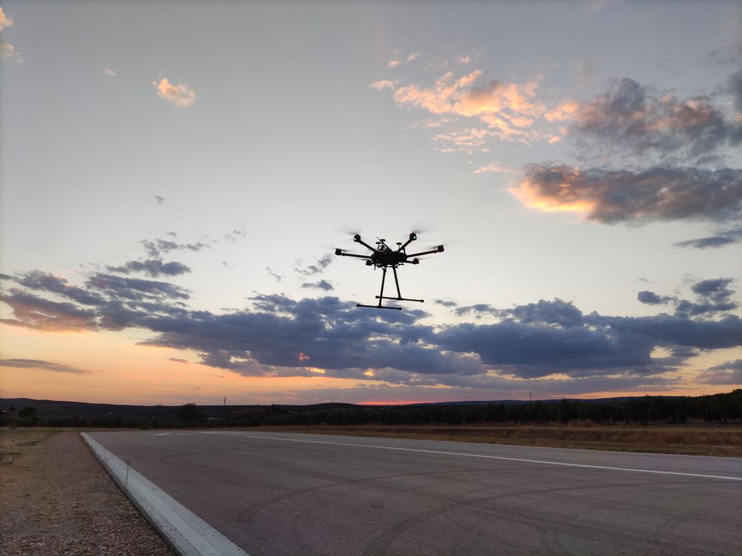 Un dron despegando de las instalaciones de ATLAS en Villacarrillo Un dron despegando de las instalaciones de ATLAS en Villacarrillo