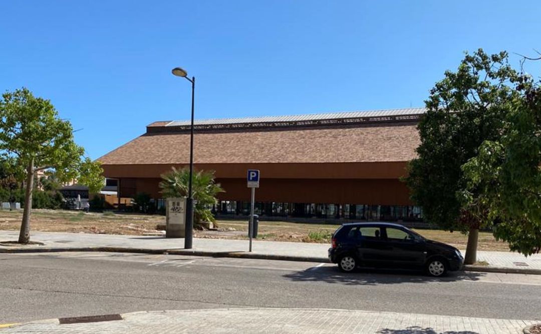 Retiran una valla metálica en el barrio de Penyarroja tras resultar herida una niña del barrio Retiran una valla metálica en el barrio de Penyarroja tras resultar herida una niña del barrio
