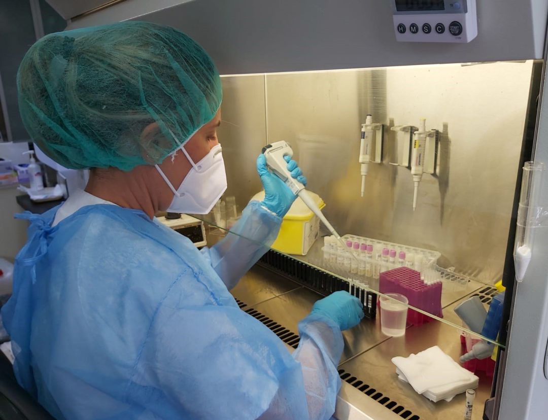 Una profesional del servicio de Microbiología procesa una prueba PCR Una profesional del servicio de Microbiología procesa una prueba PCR