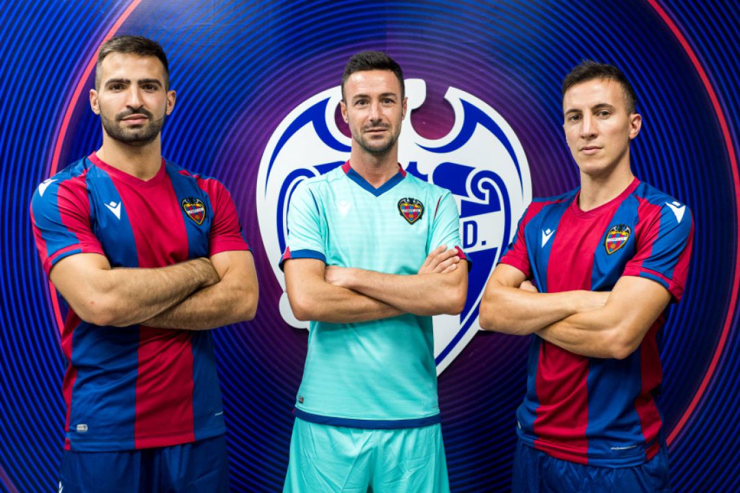 Pedro Toro, Márquez y Maxi Rescia posan como capitanes con la nueva camiseta del Levante UD FS Pedro Toro, Márquez y Maxi Rescia posan como capitanes con la nueva camiseta del Levante UD FS