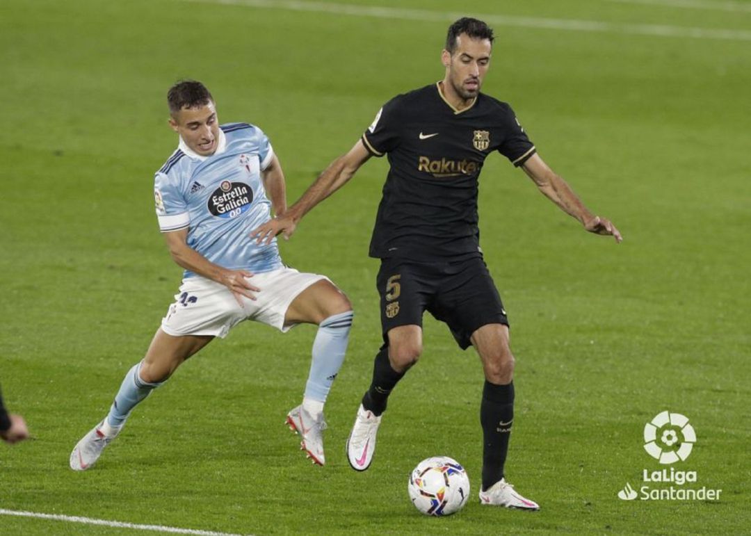 Emre Mor intenta robar una pelota a Sergio Busquets. Emre Mor intenta robar una pelota a Sergio Busquets.