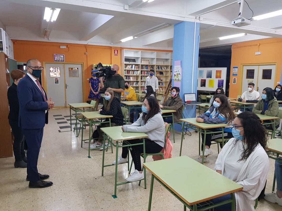 El consejero de Educación, Felipe Faci, durante su visita al IES Virgen del Pilar El consejero de Educación, Felipe Faci, durante su visita al IES Virgen del Pilar